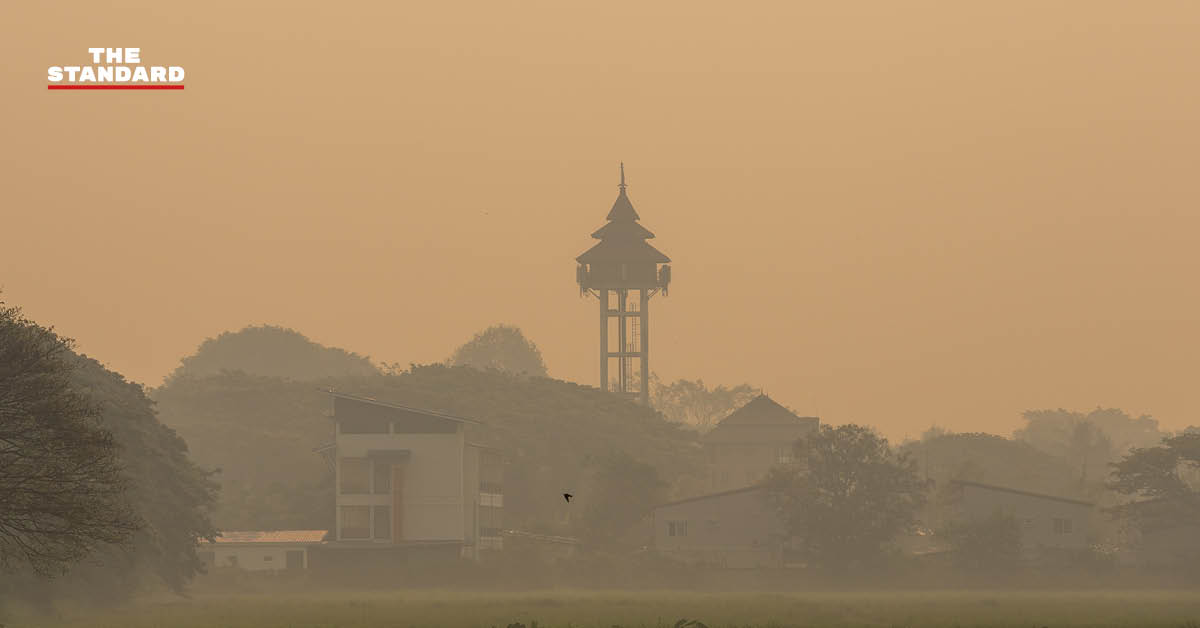 ภาพถ่ายมุมสูงแสดงหมอกควันและฝุ่น PM2.5 ปกคลุมเมืองเชียงใหม่ที่กำลังเผชิญวิกฤตมลพิษทางอากาศ