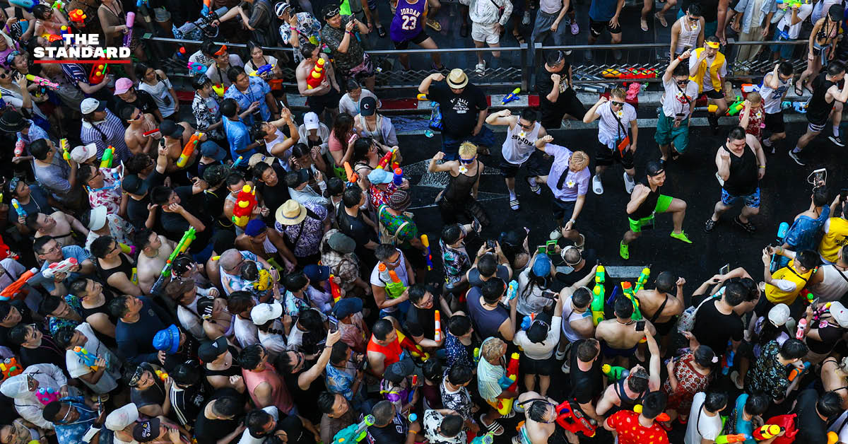 เจ้าหน้าที่ตำรวจปฏิบัติหน้าที่ดูแลความปลอดภัยและความเรียบร้อยในเทศกาลสงกรานต์