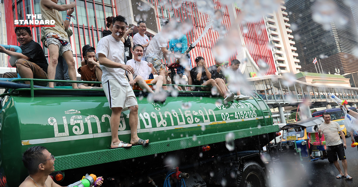 เจ้าหน้าที่ตำรวจจราจรปฏิบัติหน้าที่ควบคุมการจราจรในช่วงเทศกาลสงกรานต์