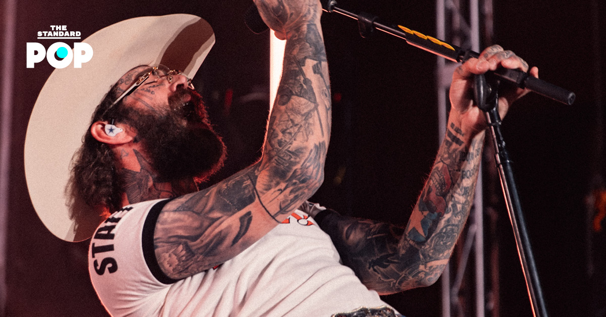 Post Malone กำลังแสดงคอนเสิร์ตบนเวที