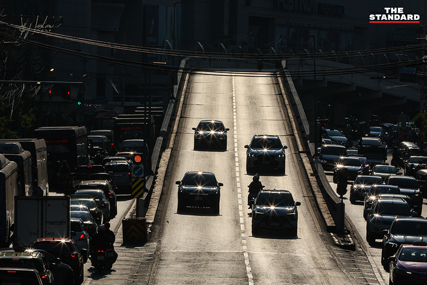 ภาพบรรยากาศการจราจรบริเวณ สะพานข้ามแยกประตูน้ำ ก่อนปิดปรับปรุงก่อสร้างรถไฟฟ้าสายสีส้ม 1