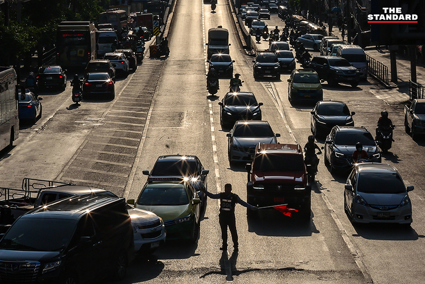 ภาพบรรยากาศการจราจรบริเวณ สะพานข้ามแยกประตูน้ำ ก่อนปิดปรับปรุงก่อสร้างรถไฟฟ้าสายสีส้ม 2