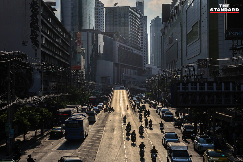 ภาพบรรยากาศการจราจรบริเวณ สะพานข้ามแยกประตูน้ำ ก่อนปิดปรับปรุงก่อสร้างรถไฟฟ้าสายสีส้ม 3