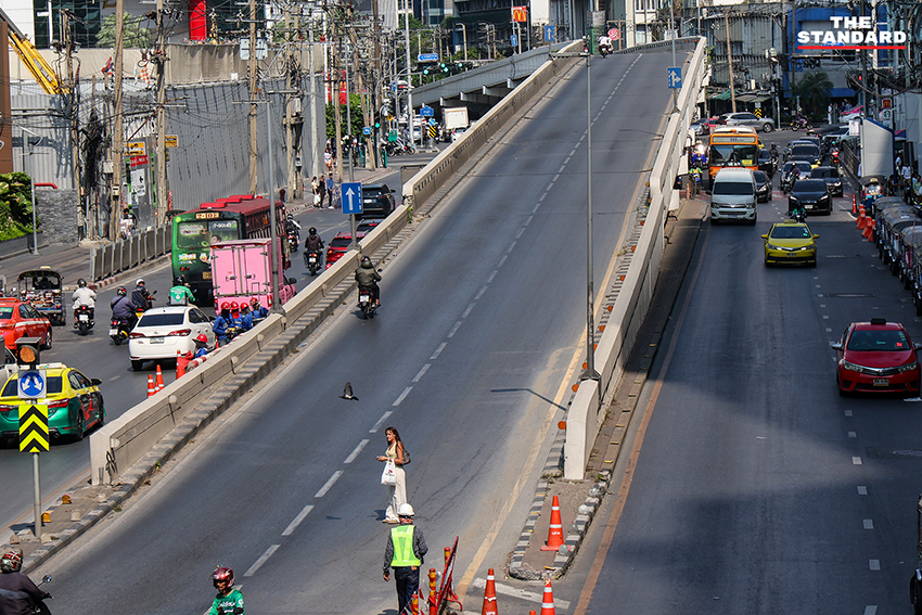 ภาพบรรยากาศการจราจรบริเวณ สะพานข้ามแยกประตูน้ำ ก่อนปิดปรับปรุงก่อสร้างรถไฟฟ้าสายสีส้ม 4
