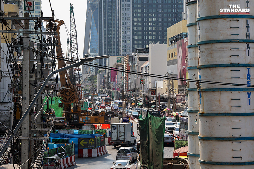 ภาพบรรยากาศการจราจรบริเวณ สะพานข้ามแยกประตูน้ำ ก่อนปิดปรับปรุงก่อสร้างรถไฟฟ้าสายสีส้ม 6