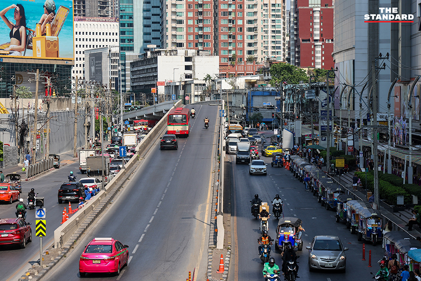 ภาพบรรยากาศการจราจรบริเวณ สะพานข้ามแยกประตูน้ำ ก่อนปิดปรับปรุงก่อสร้างรถไฟฟ้าสายสีส้ม 7