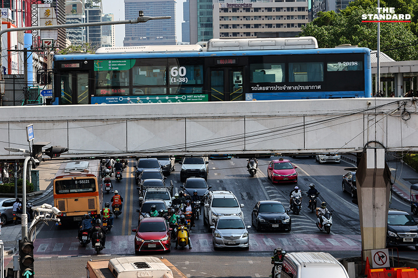 ภาพบรรยากาศการจราจรบริเวณ สะพานข้ามแยกประตูน้ำ ก่อนปิดปรับปรุงก่อสร้างรถไฟฟ้าสายสีส้ม 9