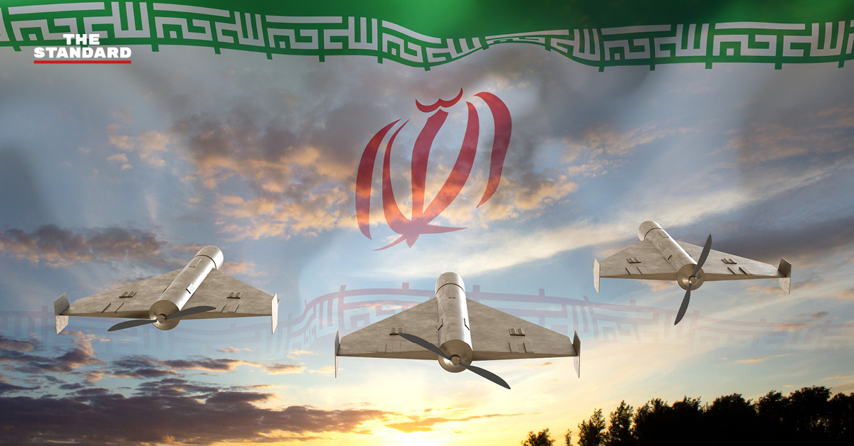 ภาพโดรนกำลังบินในสมรภูมิ สื่อถึงแนวคิด Precise Mass และสงครามราคาประหยัดที่กำลังเปลี่ยนโฉมการทหาร