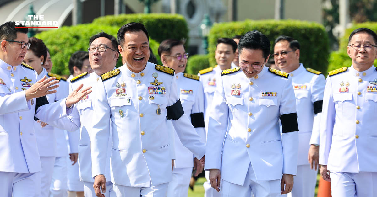 นายกรัฐมนตรี กำลังลงนามในเอกสารการแบ่งงานให้รองนายกรัฐมนตรีทั้ง 7 คน