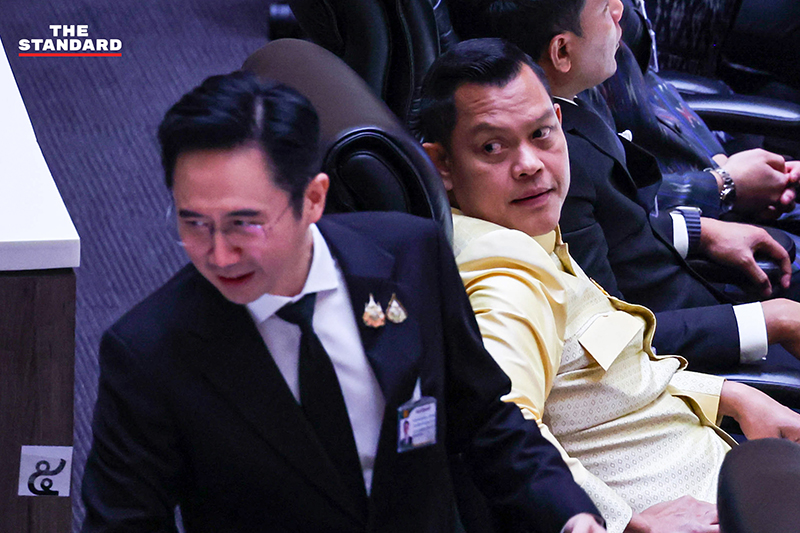 นายกรัฐมนตรีขณะเข้าร่วมการประชุมรัฐสภาเพื่อแถลงนโยบาย ท่ามกลางการอภิปรายจากฝ่ายค้านและ สว. 11