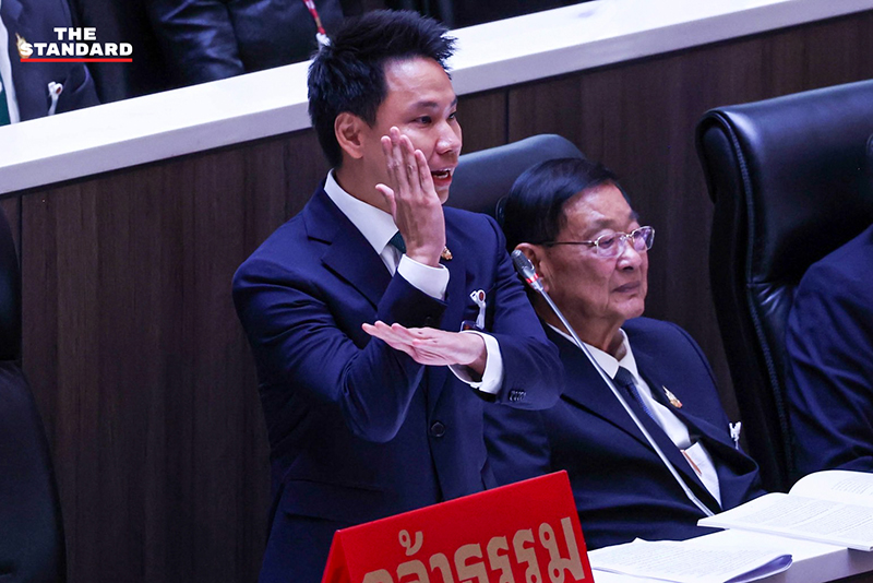 นายกรัฐมนตรีขณะเข้าร่วมการประชุมรัฐสภาเพื่อแถลงนโยบาย ท่ามกลางการอภิปรายจากฝ่ายค้านและ สว. 12