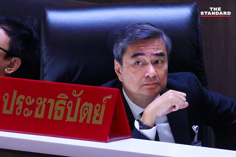 นายกรัฐมนตรีขณะเข้าร่วมการประชุมรัฐสภาเพื่อแถลงนโยบาย ท่ามกลางการอภิปรายจากฝ่ายค้านและ สว. 13