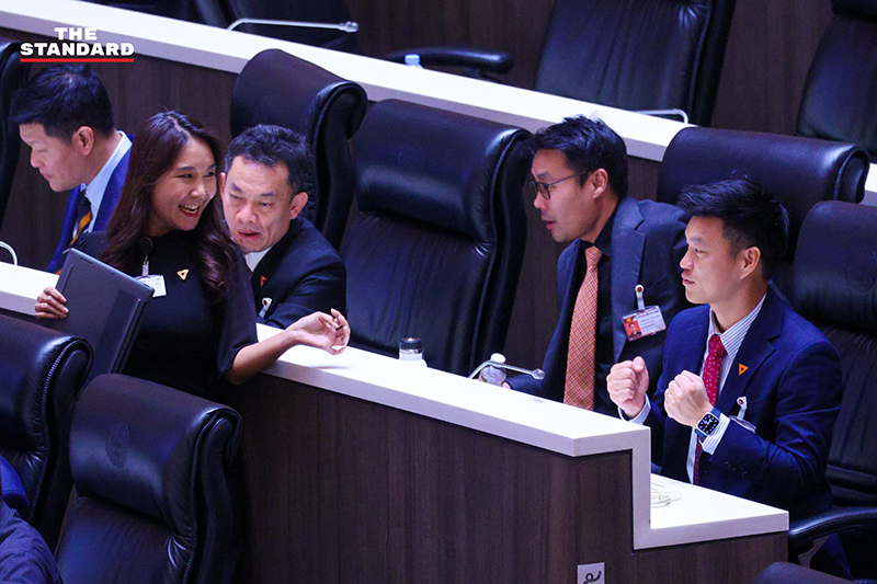 นายกรัฐมนตรีขณะเข้าร่วมการประชุมรัฐสภาเพื่อแถลงนโยบาย ท่ามกลางการอภิปรายจากฝ่ายค้านและ สว. 16