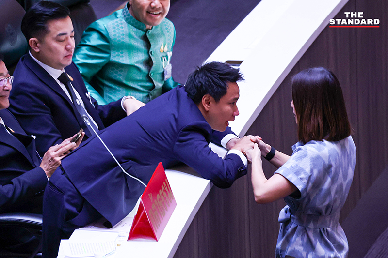 นายกรัฐมนตรีขณะเข้าร่วมการประชุมรัฐสภาเพื่อแถลงนโยบาย ท่ามกลางการอภิปรายจากฝ่ายค้านและ สว. 17