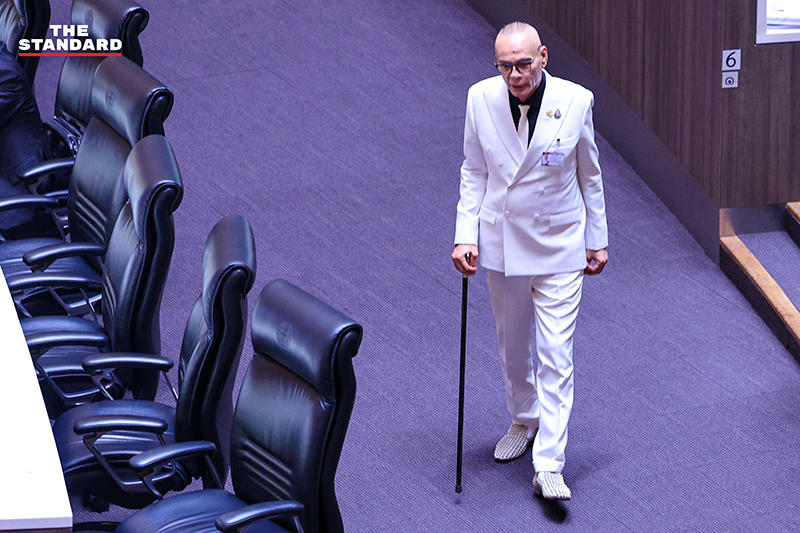 นายกรัฐมนตรีขณะเข้าร่วมการประชุมรัฐสภาเพื่อแถลงนโยบาย ท่ามกลางการอภิปรายจากฝ่ายค้านและ สว. 18