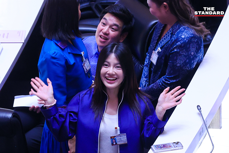 นายกรัฐมนตรีขณะเข้าร่วมการประชุมรัฐสภาเพื่อแถลงนโยบาย ท่ามกลางการอภิปรายจากฝ่ายค้านและ สว. 3