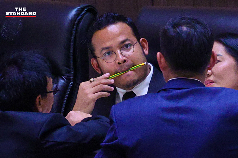 นายกรัฐมนตรีขณะเข้าร่วมการประชุมรัฐสภาเพื่อแถลงนโยบาย ท่ามกลางการอภิปรายจากฝ่ายค้านและ สว. 4