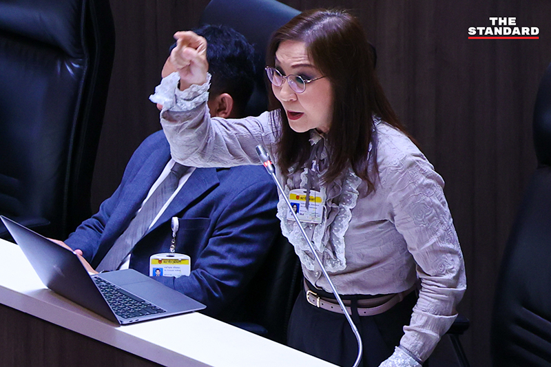 นายกรัฐมนตรีขณะเข้าร่วมการประชุมรัฐสภาเพื่อแถลงนโยบาย ท่ามกลางการอภิปรายจากฝ่ายค้านและ สว. 5