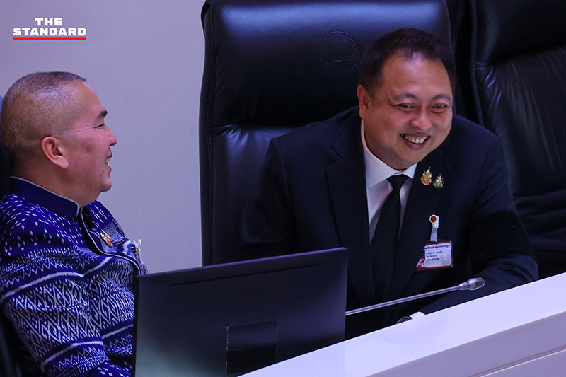 นายกรัฐมนตรีขณะเข้าร่วมการประชุมรัฐสภาเพื่อแถลงนโยบาย ท่ามกลางการอภิปรายจากฝ่ายค้านและ สว. 7