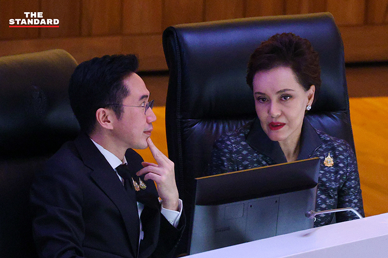 นายกรัฐมนตรีขณะเข้าร่วมการประชุมรัฐสภาเพื่อแถลงนโยบาย ท่ามกลางการอภิปรายจากฝ่ายค้านและ สว. 9