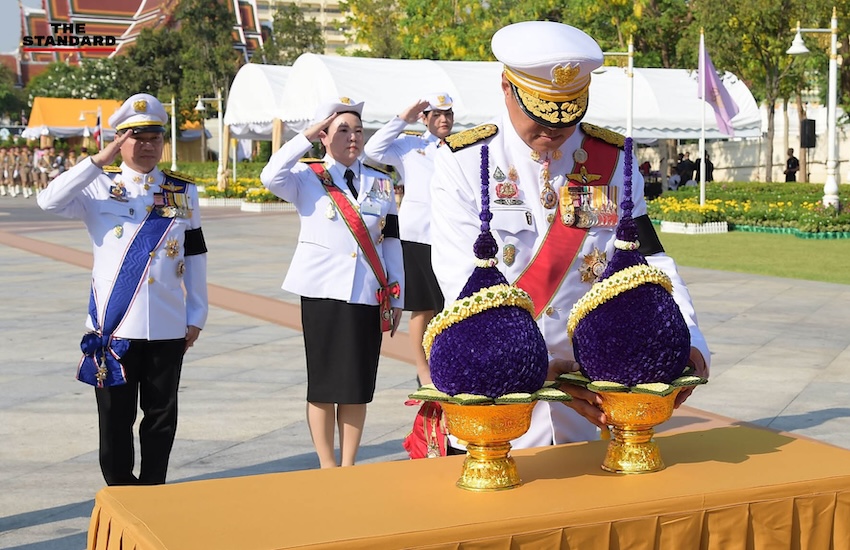 นายกรัฐมนตรี อนุทิน ชาญวีรกูล วางพานพุ่ม ถวายราชสักการะ ปฐมบรมราชานุสรณ์ พระบาทสมเด็จพระพุทธยอดฟ้าจุฬาโลกมหาราช เนื่องใน วันจักรี 2
