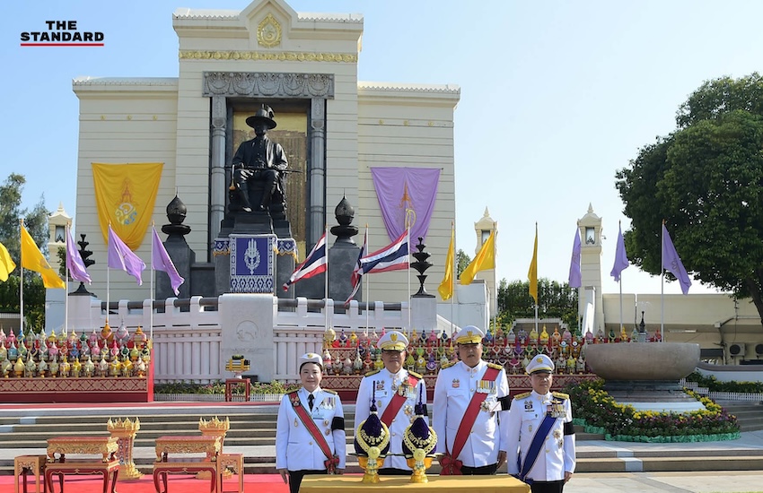 นายกรัฐมนตรี อนุทิน ชาญวีรกูล วางพานพุ่ม ถวายราชสักการะ ปฐมบรมราชานุสรณ์ พระบาทสมเด็จพระพุทธยอดฟ้าจุฬาโลกมหาราช เนื่องใน วันจักรี 3