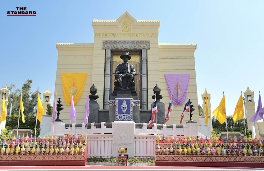 นายกรัฐมนตรี อนุทิน ชาญวีรกูล วางพานพุ่ม ถวายราชสักการะ ปฐมบรมราชานุสรณ์ พระบาทสมเด็จพระพุทธยอดฟ้าจุฬาโลกมหาราช เนื่องใน วันจักรี 4