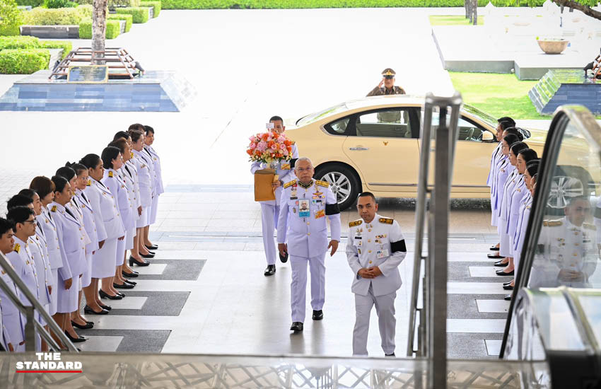 ผู้แทนพระองค์อัญเชิญแจกันดอกไม้พระราชทานแสดงความยินดีแก่ ซาบีดา ไทยเศรษฐ์ รมว.วัฒนธรรม 2