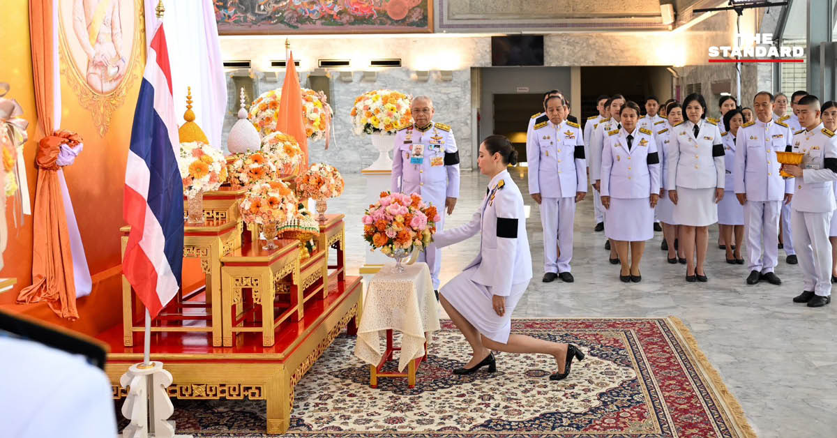 ผู้แทนพระองค์อัญเชิญแจกันดอกไม้พระราชทานแสดงความยินดีแก่ ซาบีดา ไทยเศรษฐ์ รมว.วัฒนธรรม