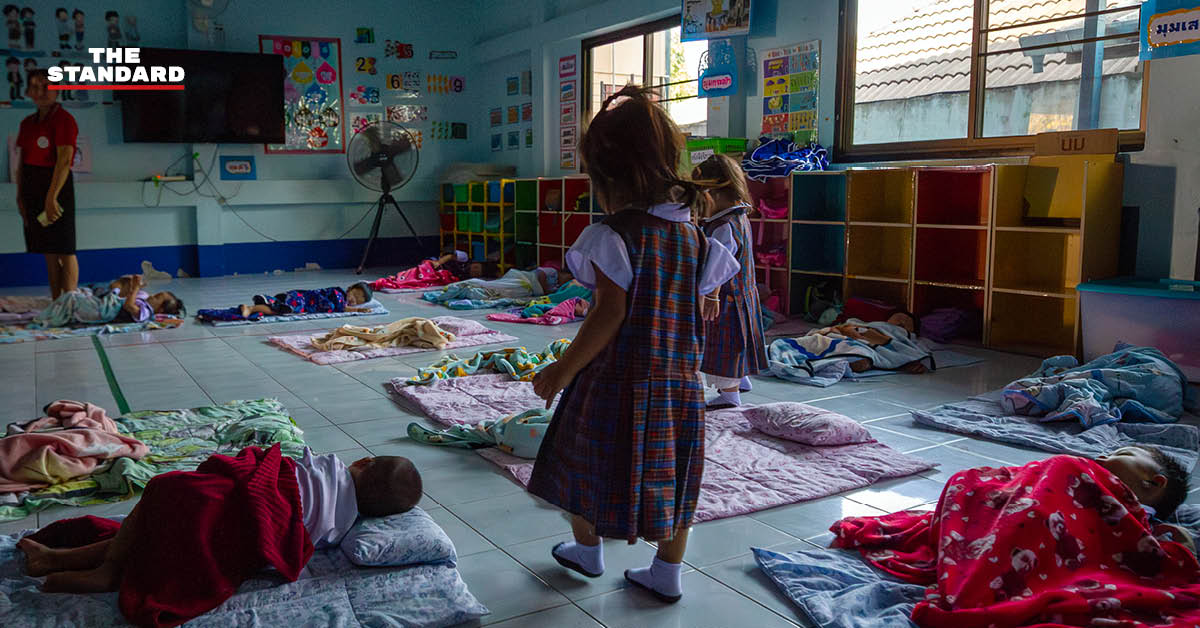 ภาพประกอบแสดงสถานการณ์เด็กเกิดใหม่ลดลงและนโยบายดูแลประชากรของกระทรวงสาธารณสุข