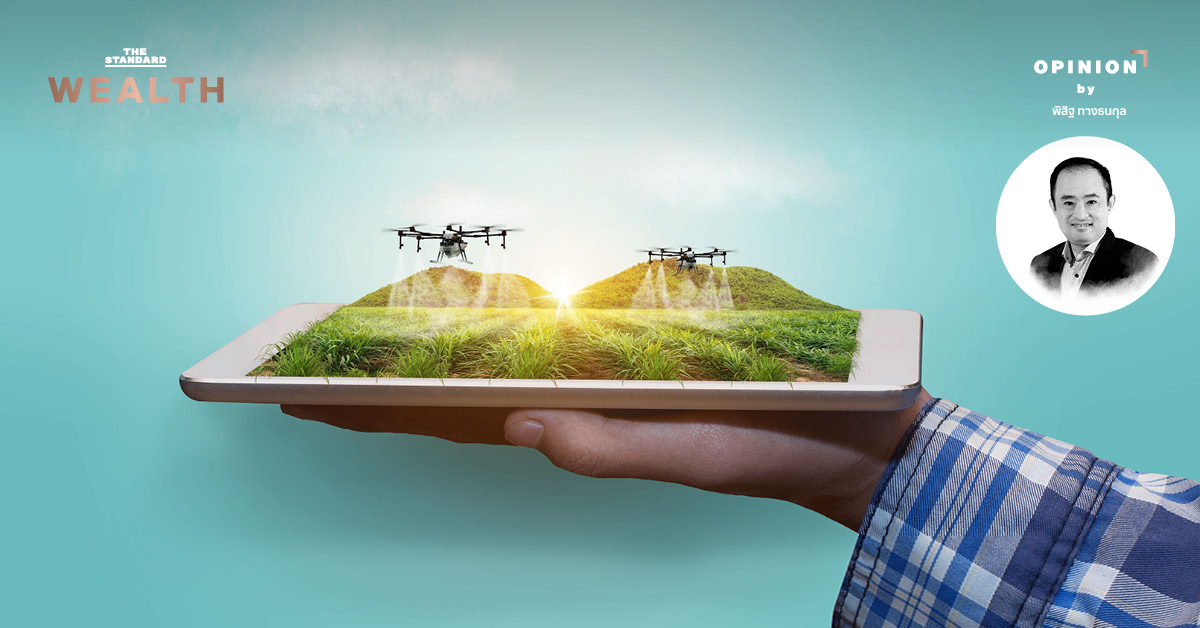 โดรนเกษตรกรรมกำลังฉีดพ่นปุ๋ยบนแปลงปลูกพืช แสดงถึงนวัตกรรมในระบบอาหารแห่งอนาคต