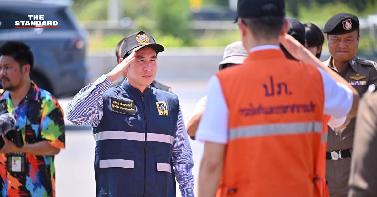 วรศิษฎ์ เลียงประสิทธิ์ รมช.มหาดไทย ลงตรวจจุดบริการสงกรานต์ ถนนพระราม 2 พร้อมมอบหมวกนิรภัย