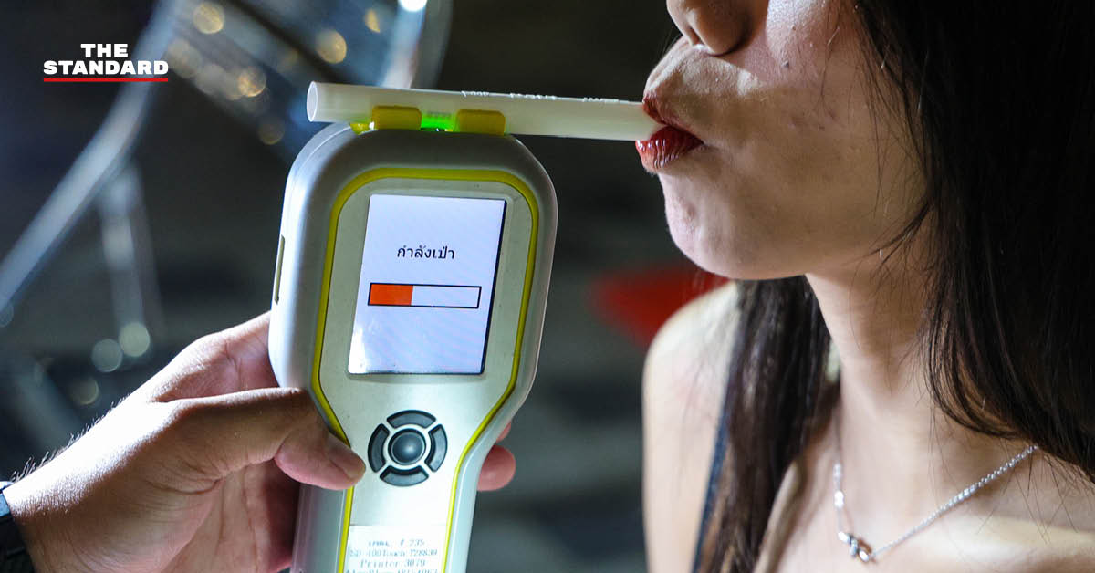 เจ้าหน้าที่ตำรวจกำลังปฏิบัติงานตรวจวัดแอลกอฮอล์ที่ด่านตรวจบนถนนรัชดาภิเษก ในช่วงเทศกาลสงกรานต์ 2569