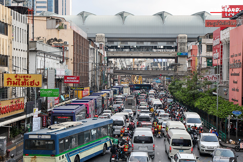 คลื่นรถสะสมบน ถนนราชปรารภ จาก การปิดเบี่ยง เพื่อ ก่อสร้าง รถไฟฟ้าสายสีส้ม 12