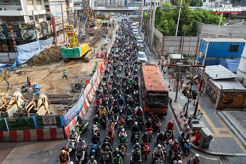 คลื่นรถสะสมบน ถนนราชปรารภ จาก การปิดเบี่ยง เพื่อ ก่อสร้าง รถไฟฟ้าสายสีส้ม 4