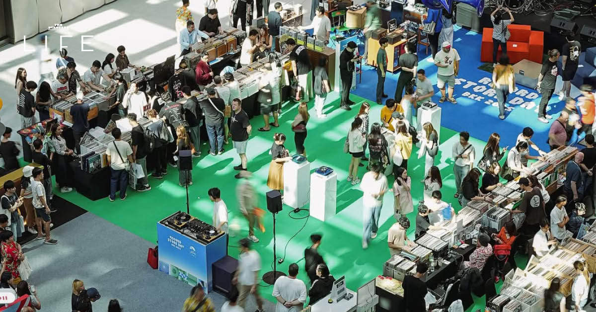 ผู้คนกำลังเลือกซื้อแผ่นเสียงไวนิลในงาน Record Fest BKK 2026 ที่ Siam Paragon