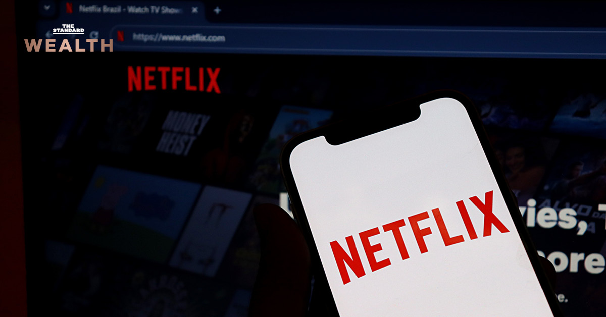 ภาพ ‘รีด เฮสติงส์’ ผู้ร่วมก่อตั้ง Netflix กำลังกล่าวสุนทรพจน์ พร้อมข้อความข่าวการลาออกจากตำแหน่งซีอีโอ