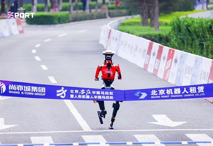 หุ่นยนต์ฮิวแมนนอยด์ ‘Lightning’ วิ่งเข้าเส้นชัยฮาล์ฟมาราธอนท่ามกลางผู้เข้าร่วมการแข่งขันที่ปักกิ่ง 1