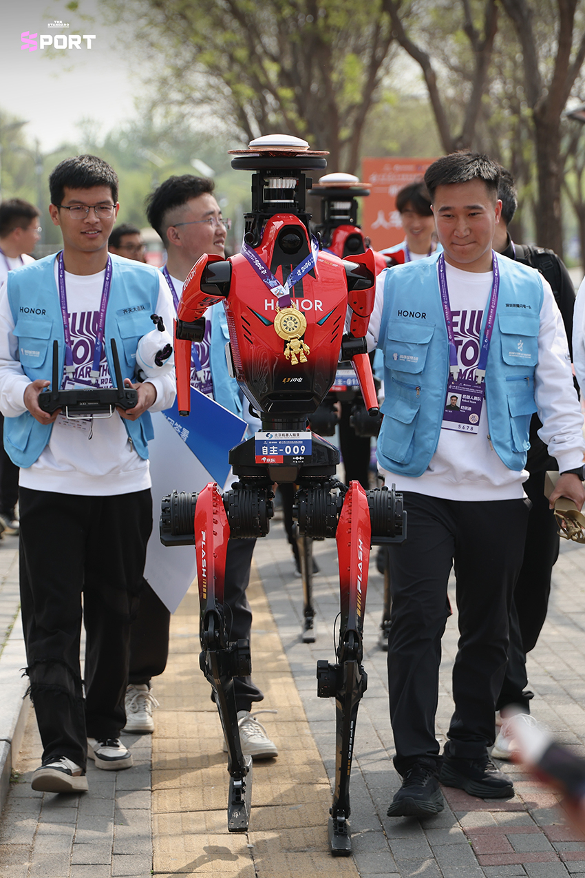 หุ่นยนต์ฮิวแมนนอยด์ ‘Lightning’ วิ่งเข้าเส้นชัยฮาล์ฟมาราธอนท่ามกลางผู้เข้าร่วมการแข่งขันที่ปักกิ่ง 2