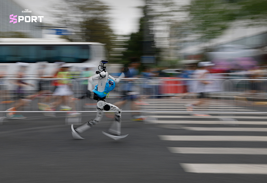 หุ่นยนต์ฮิวแมนนอยด์ ‘Lightning’ วิ่งเข้าเส้นชัยฮาล์ฟมาราธอนท่ามกลางผู้เข้าร่วมการแข่งขันที่ปักกิ่ง 3