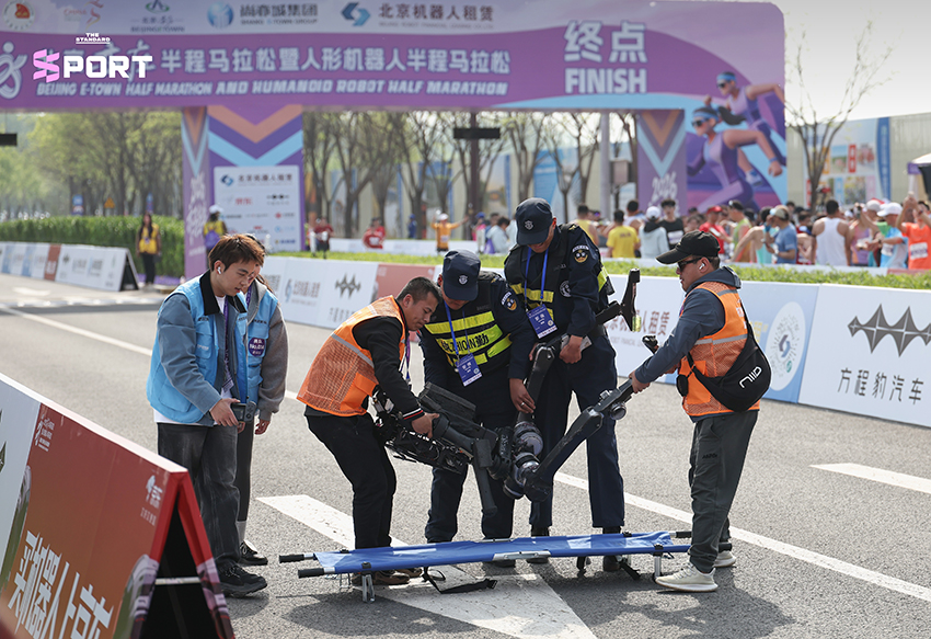 หุ่นยนต์ฮิวแมนนอยด์ ‘Lightning’ วิ่งเข้าเส้นชัยฮาล์ฟมาราธอนท่ามกลางผู้เข้าร่วมการแข่งขันที่ปักกิ่ง 4