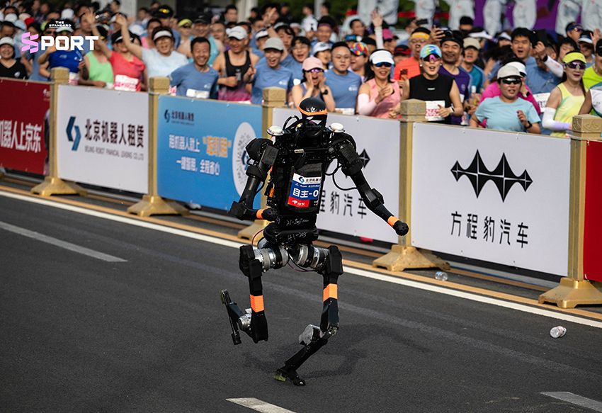 หุ่นยนต์ฮิวแมนนอยด์ ‘Lightning’ วิ่งเข้าเส้นชัยฮาล์ฟมาราธอนท่ามกลางผู้เข้าร่วมการแข่งขันที่ปักกิ่ง 5