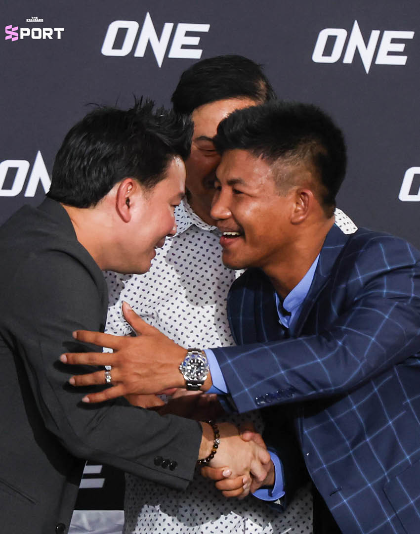 รถถัง จิตรเมืองนนท์ จับมือกับตัวแทน ONE Championship หลังแถลงข่าว ยืนยันไฟต์กับ ทาเครุ เซกาวะ ศึก ONE SAMURAI 1