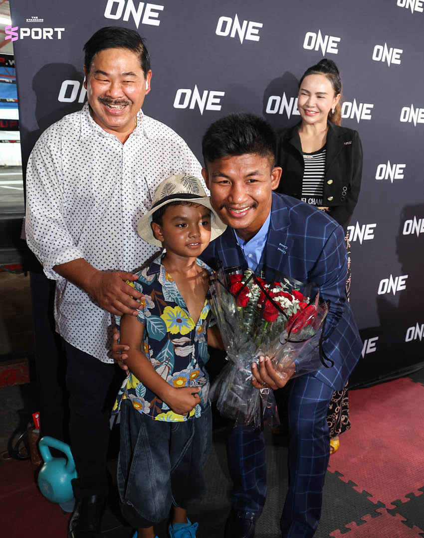 รถถัง จิตรเมืองนนท์ จับมือกับตัวแทน ONE Championship หลังแถลงข่าว ยืนยันไฟต์กับ ทาเครุ เซกาวะ ศึก ONE SAMURAI 4