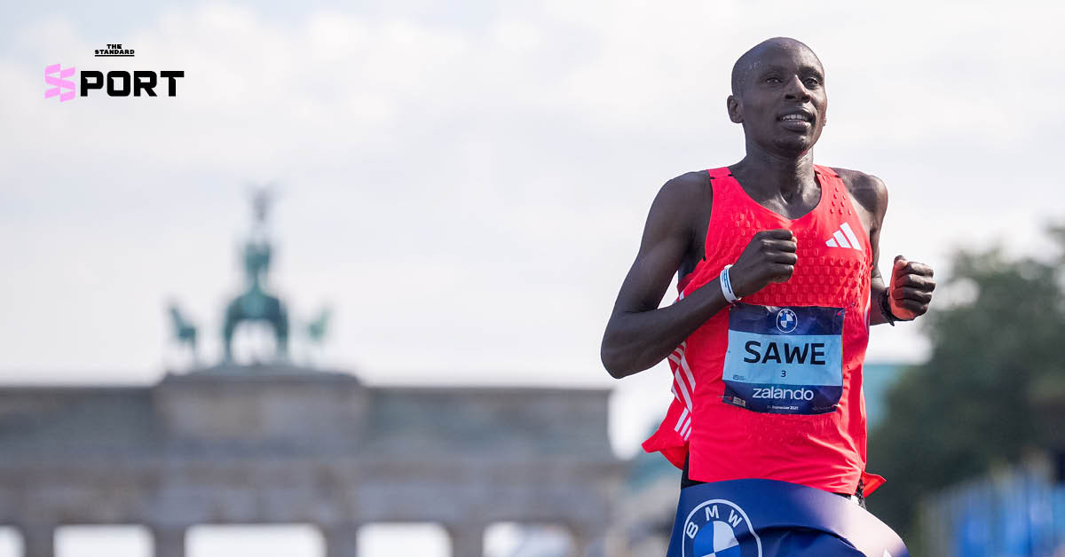 ซาบาสเตียน ซาเว นักวิ่งมาราธอนชายชาวเคนยา กำลังวิ่งเข้าเส้นชัยใน London Marathon หลังทำเวลา Sub-2 ได้เป็นคนแรก