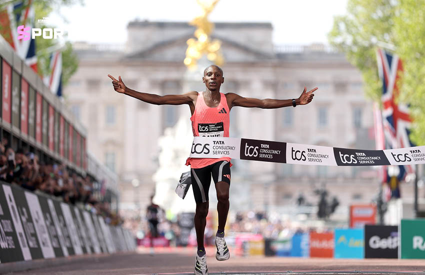 ภาพ Sabastian Sawe นักวิ่งมาราธอนชาวเคนยา ขณะเข้าเส้นชัยทำลายสถิติ Sub-2 ใน London Marathon 6