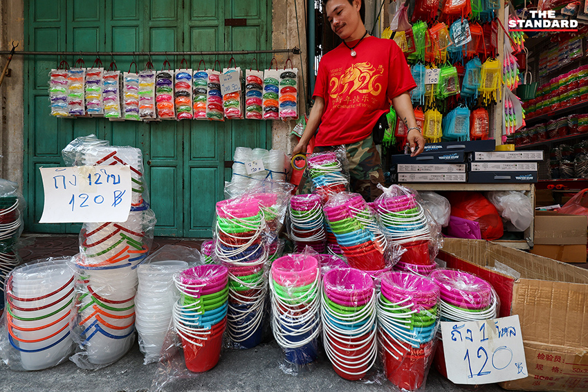 ประชาชนเลือกซื้ออุปกรณ์เล่นน้ำสงกรานต์ที่ สำเพ็ง ท่ามกลางภาวะของแพงและน้ำมันขึ้นราคา 1