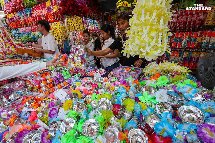 ประชาชนเลือกซื้ออุปกรณ์เล่นน้ำสงกรานต์ที่ สำเพ็ง ท่ามกลางภาวะของแพงและน้ำมันขึ้นราคา 10