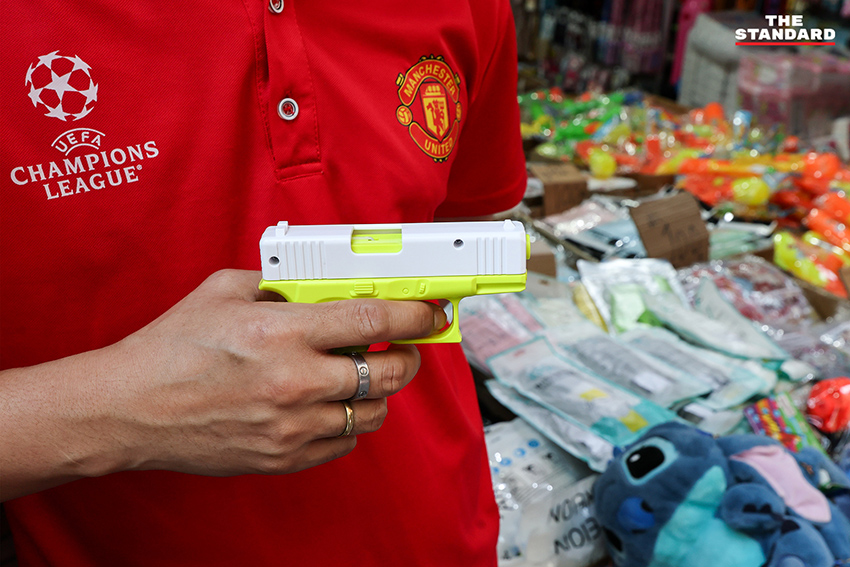 ประชาชนเลือกซื้ออุปกรณ์เล่นน้ำสงกรานต์ที่ สำเพ็ง ท่ามกลางภาวะของแพงและน้ำมันขึ้นราคา 2