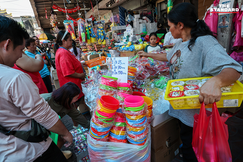 ประชาชนเลือกซื้ออุปกรณ์เล่นน้ำสงกรานต์ที่ สำเพ็ง ท่ามกลางภาวะของแพงและน้ำมันขึ้นราคา 3